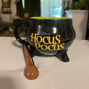 Disney’s Hocus Pocus heat active mug.